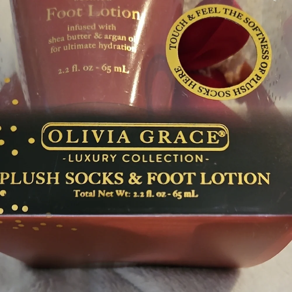 Olivia Grace Luxury Collection Luminous Rose Foot Lotion White Plush Socks Gift